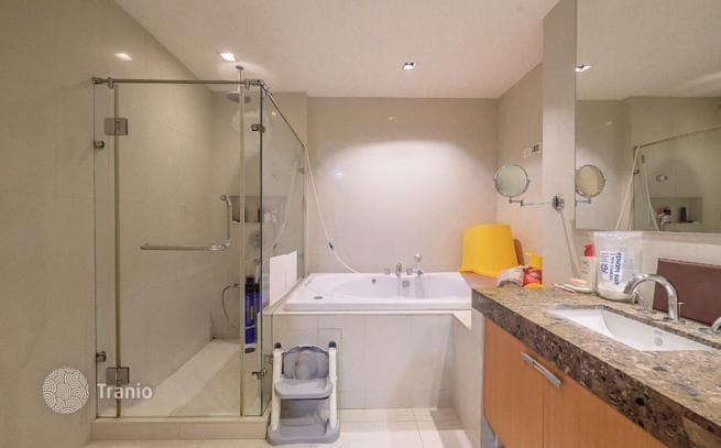 3-Bedroom Condo in Pathum Wan, Bangkok, photo 2