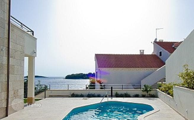 3-Bedroom Beachfront Villa with Private Pool in Split, Dalmatia, photo 5