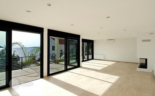3-Bedroom Beachfront Villa with Private Pool in Split, Dalmatia, photo 2