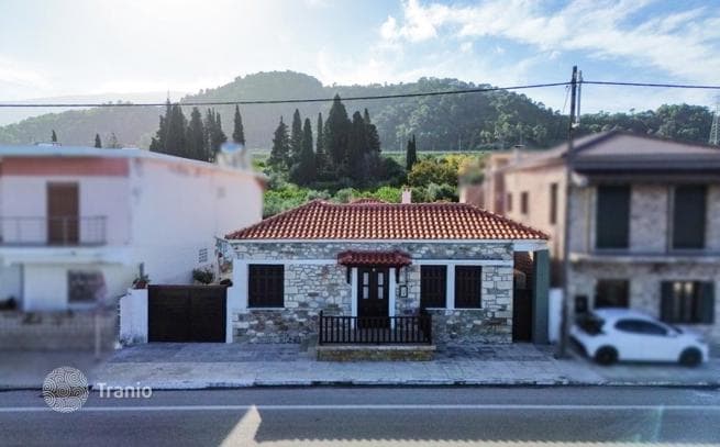3-Bedroom Beachfront House with Garden in Xylocastro, Peloponnese
