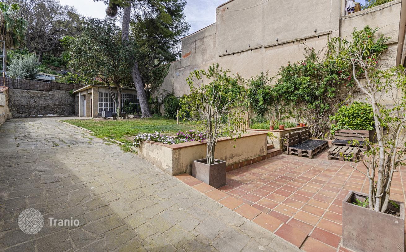 4-Bedroom Townhouse with Garden and Terrace in Montjuïc, Barcelona
