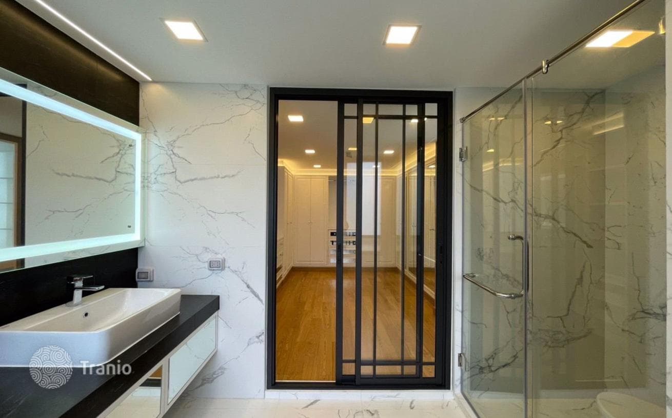 2-Bedroom Condo in Khlong Toei, Bangkok