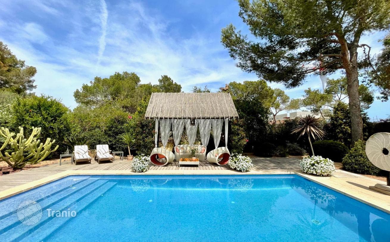 4-Bedroom Villa with Private Pool and Garden in Sol de Mallorca, photo 3