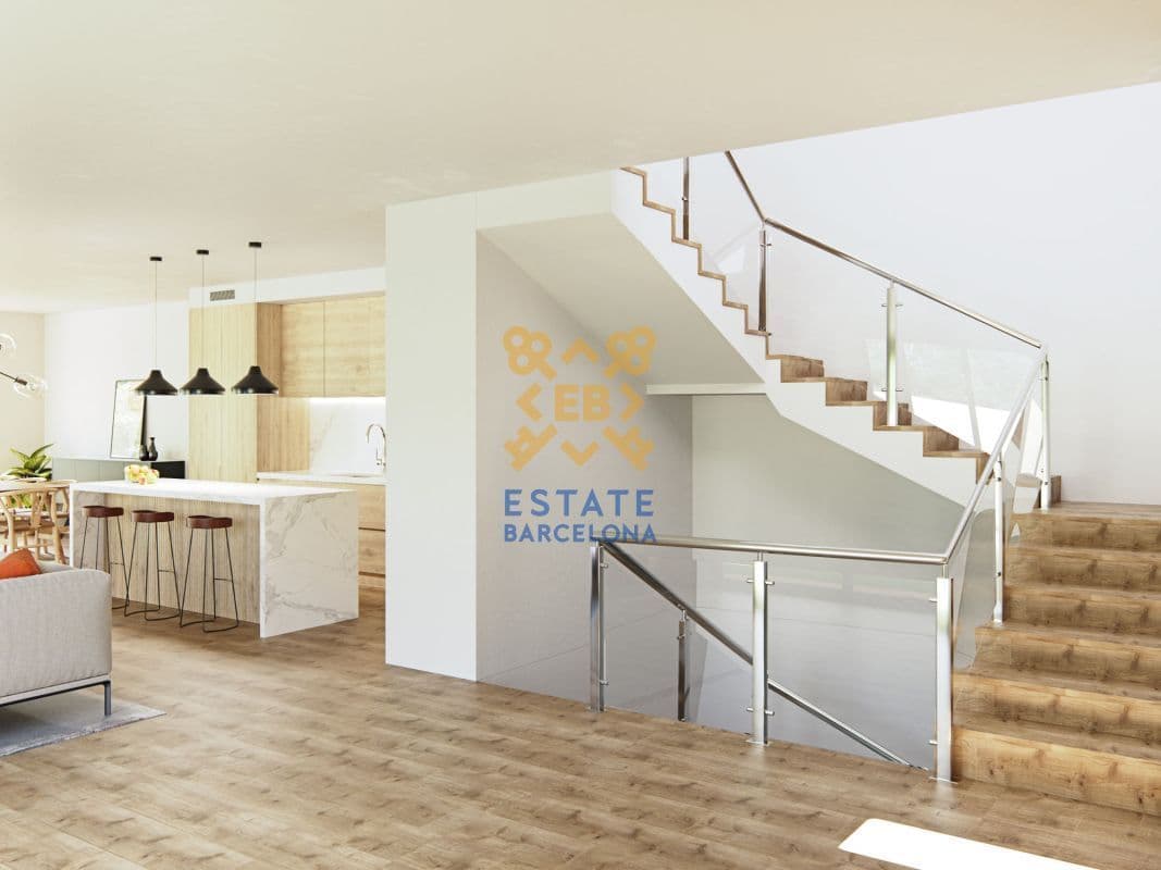 4-Bedroom Townhouse in Barcelona, photo 3