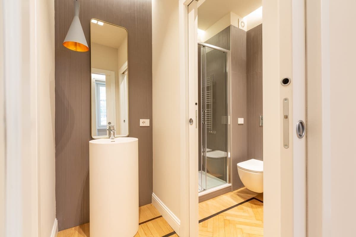 2-Bedroom Apartment in Milan, photo 4