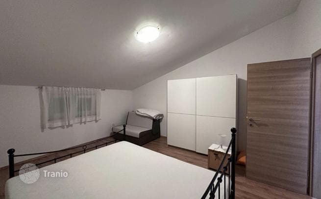 House with Permission for 4-Unit Development in Valun, photo 3
