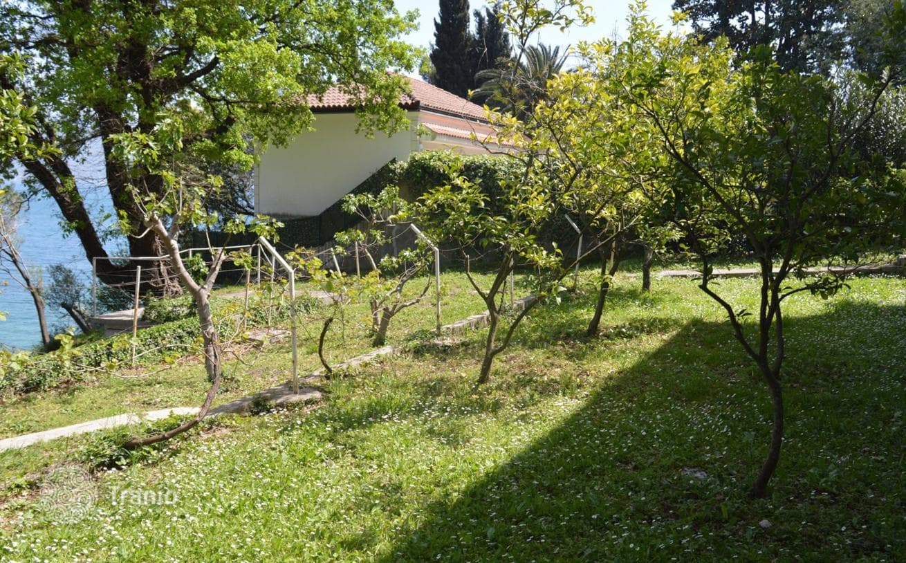 4-комнатная вилла 210 м² в городе Херцег-Нови, Черногория, фото 2