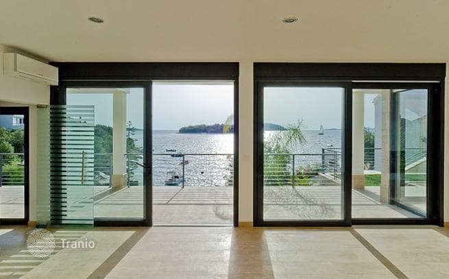 3-Bedroom Beachfront Villa with Private Pool in Split, Dalmatia, photo 3