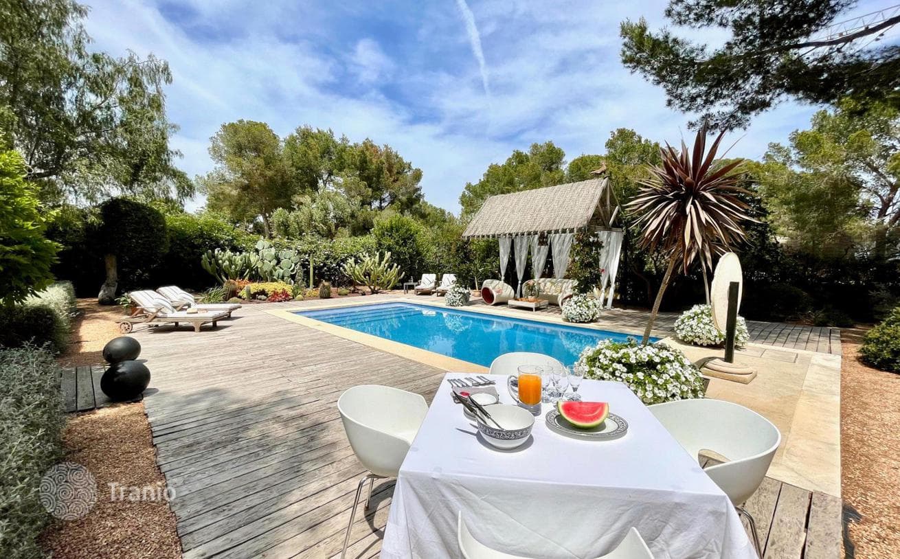 4-Bedroom Villa with Private Pool and Garden in Sol de Mallorca, photo 4