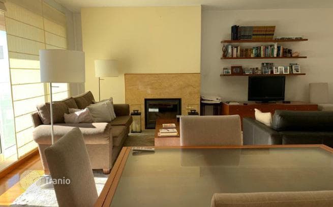 2-Bedroom Apartment with 256 m² in Porto, Portugal, photo 2
