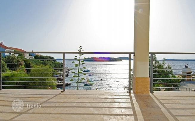 3-Bedroom Beachfront Villa with Private Pool in Split, Dalmatia, photo 4