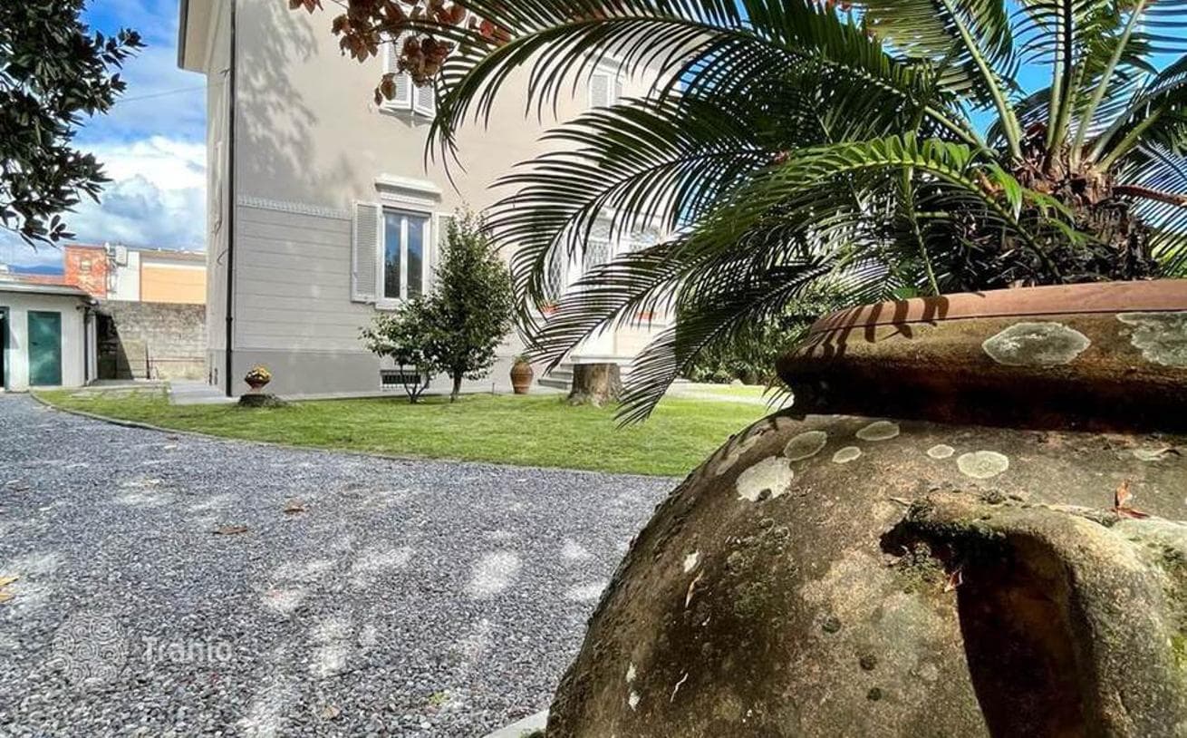 2-Bedroom Villa in Lucca, Italy
