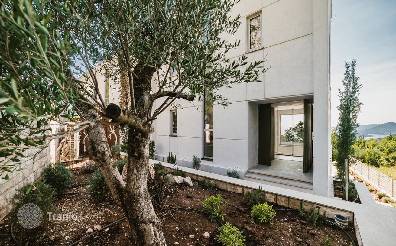 3-Bedroom Villa with Sea and Mountain Views in Bijela, Montenegro, photo 3
