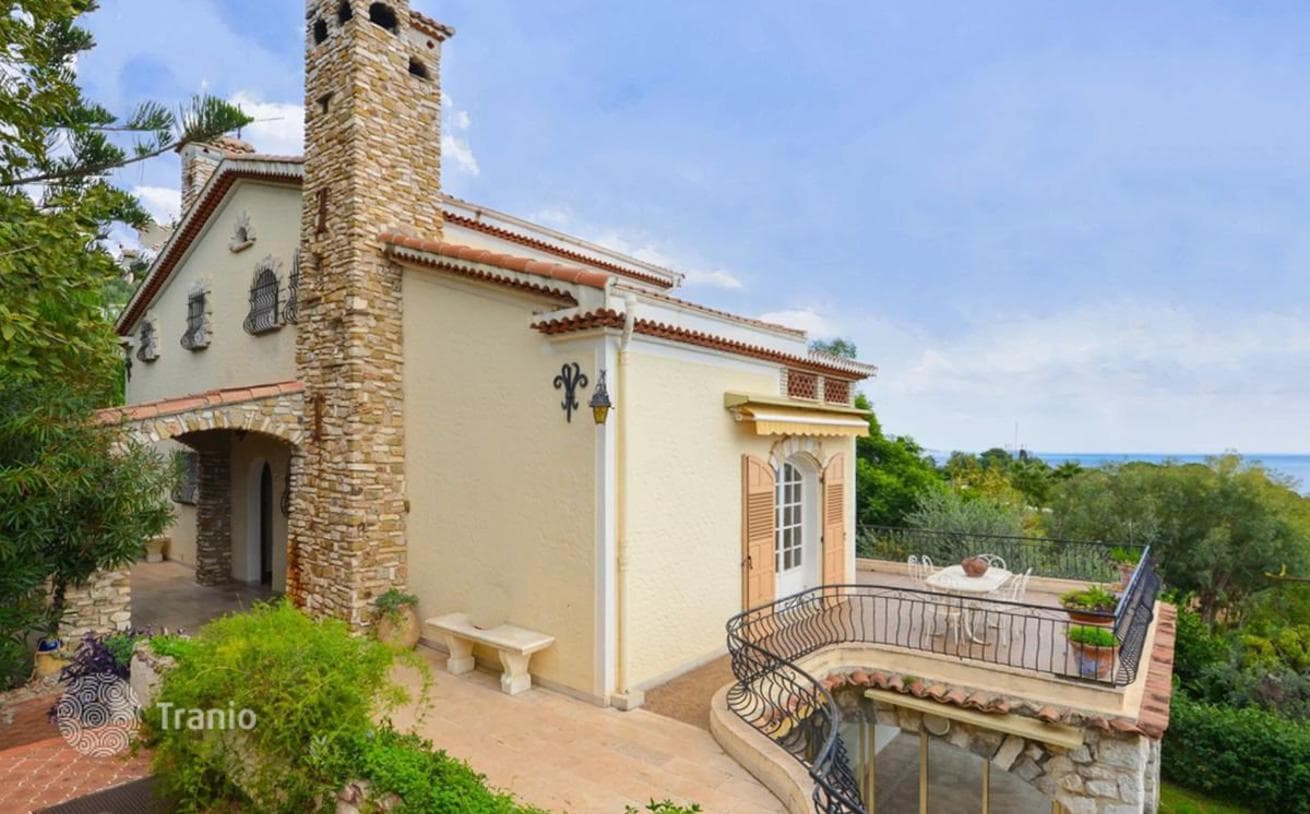 11-Bedroom Villa with Sea Views in Roquebrune-Cap-Martin, photo 3