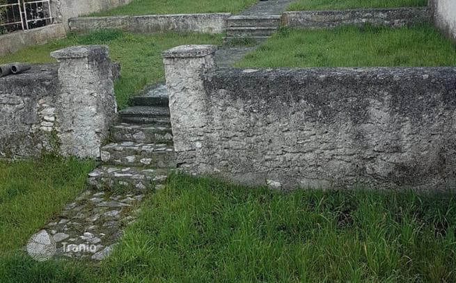 House with Two Apartments and Large Garden in Pula