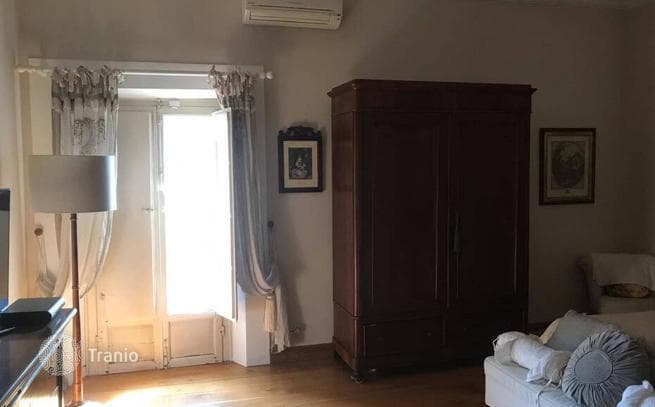 2-Bedroom Apartment in Florence, photo 3