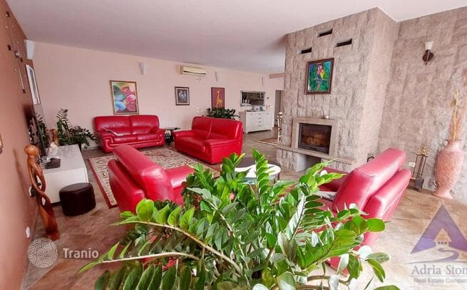 3-Bedroom Villa with Private Pool and Sea View in Budva, photo 2